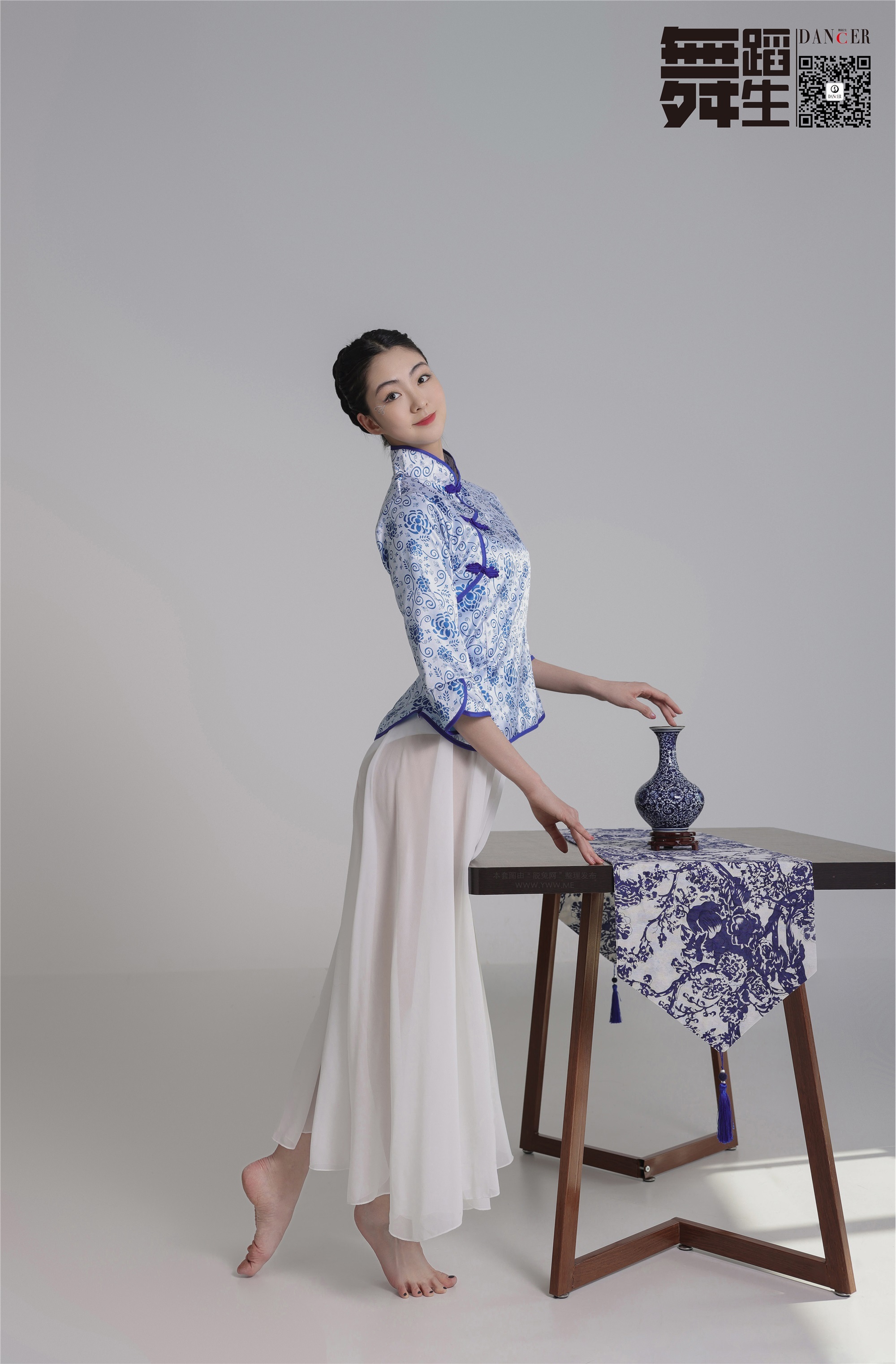 GALLI GALLI Dance Diary 104 - Blue and white porcelain Han Yutong